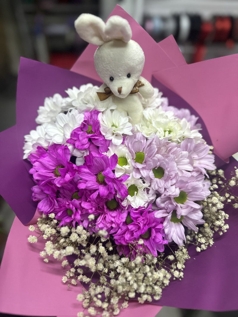 Mevsimlik çiçeklerden ayılı buket